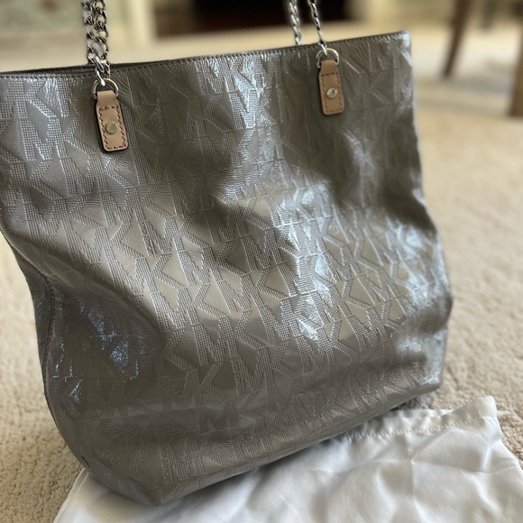 Michael Kors Patent Monogram tote bag in grey 🤍 - Picture 6 of 6